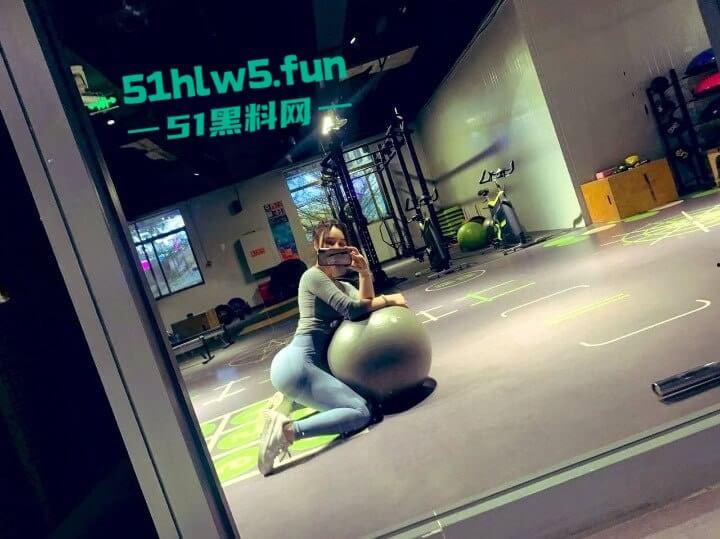 母子乱伦系列，儿子以不参加考试威胁亲妈给自己口交，骚妈性欲上头骑乘儿子肉棒被大力内射！-4