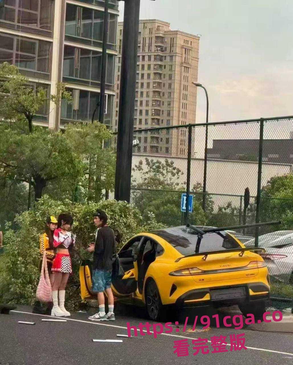 悠米er穿高跟鞋驾驶小米Ultra 发生车祸 发视频称刹车失灵随后将视频删除！-2