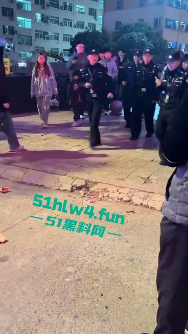 吉利学院杀人事件，女学生遭遇猥亵推搡中持刀将男子捅死，女孩已经被特警带走。-3