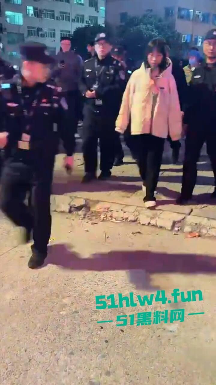 吉利学院杀人事件，女学生遭遇猥亵推搡中持刀将男子捅死，女孩已经被特警带走。-4