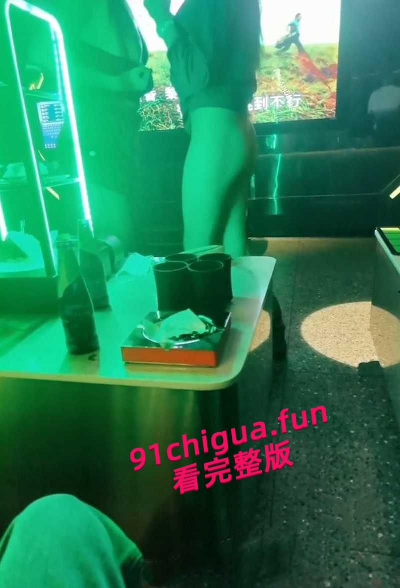 极品人妻【小鲸鱼】KTV淫趴视频流出，闺蜜当众露逼揉奶狂跳骚舞撩拨群男，少妇还是更会玩啊！-6