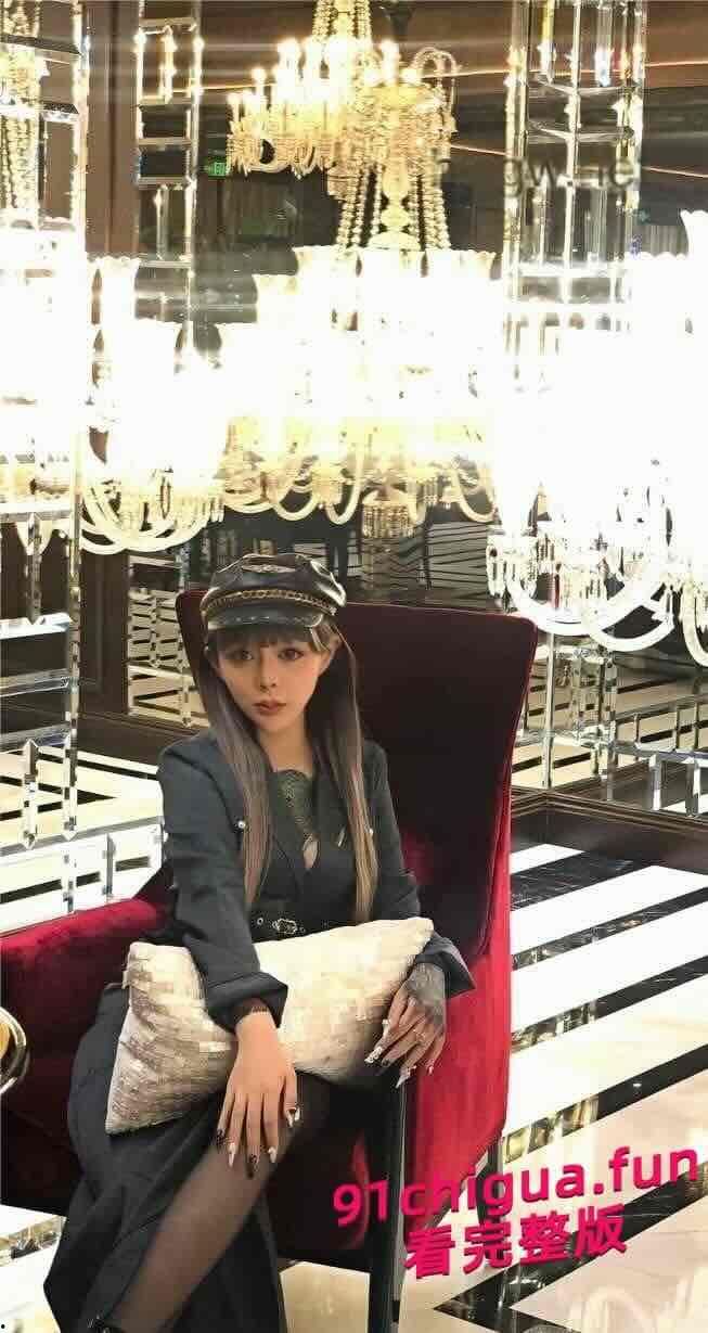 超高颜值纹身女王王小雨被被爆受虐性瘾，性感制服诱惑搭配黑丝性爱视频流出惊爆网络！-4