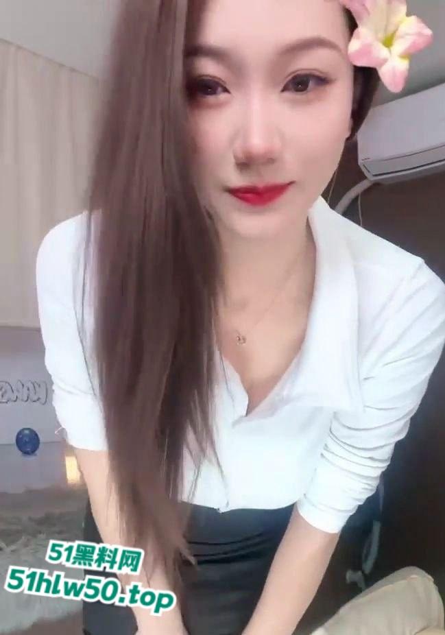 抖音25万粉丝网红【兔兔宝宝】榜一大哥定制付费视频，作品里的清纯形成强烈反差！-2