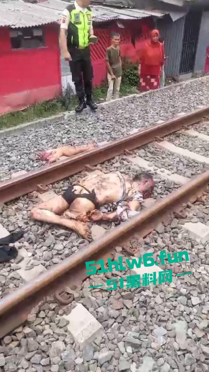 印度三哥作死现场，打横市男子一边玩游戏一边过火车道，结果遭遇货车碾压拖行100多米当场死亡。-5