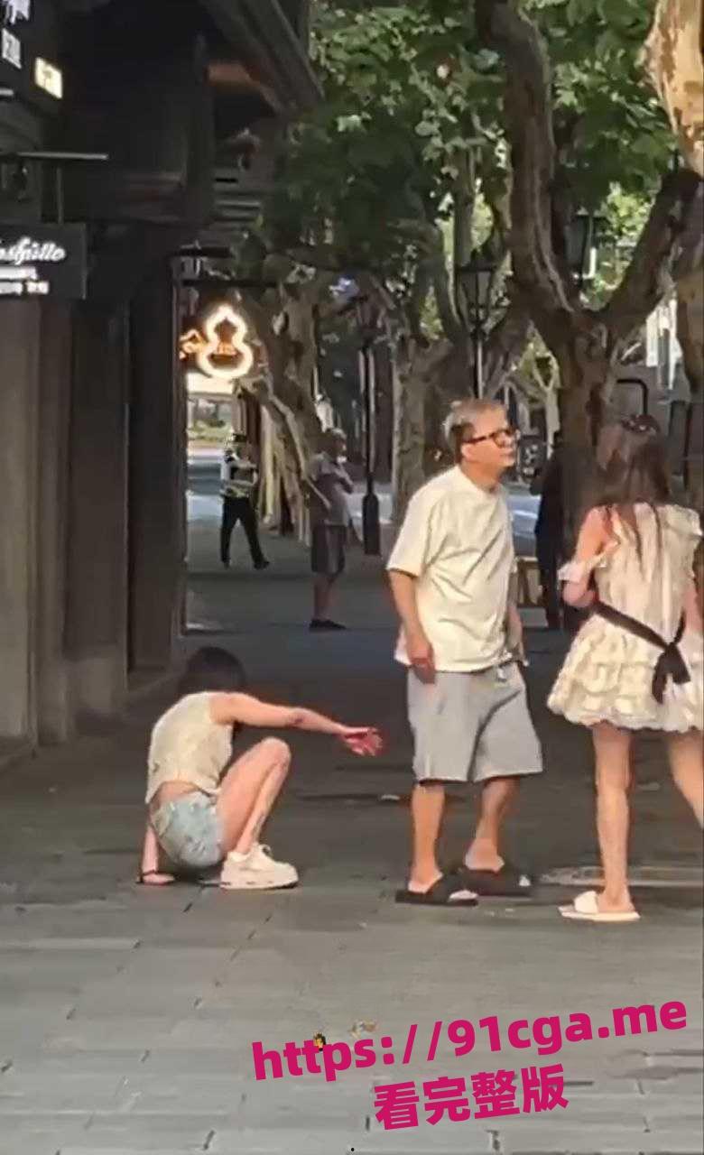 上海街头搭讪美女，搭讪失败下头男打人满脸是血  #下头男#打架#搭讪-4