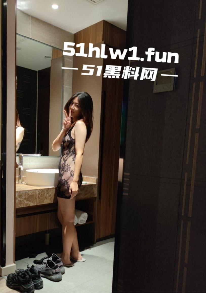 网友投稿高颜值反差眼镜妹，戴眼镜是御姐，穿黑丝成少妇，做爱表情直接封神！-6