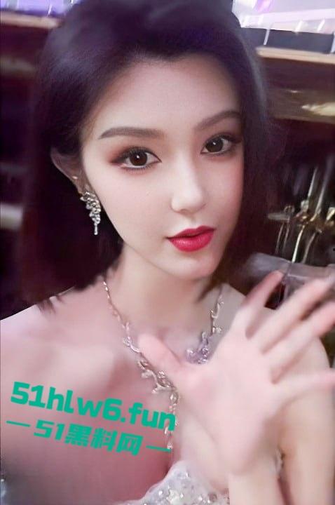 抖音286万粉丝顶级车模【程儿】走光视频车展现场不慎露奶头，不穿内裤裙底风光一览无余。-4