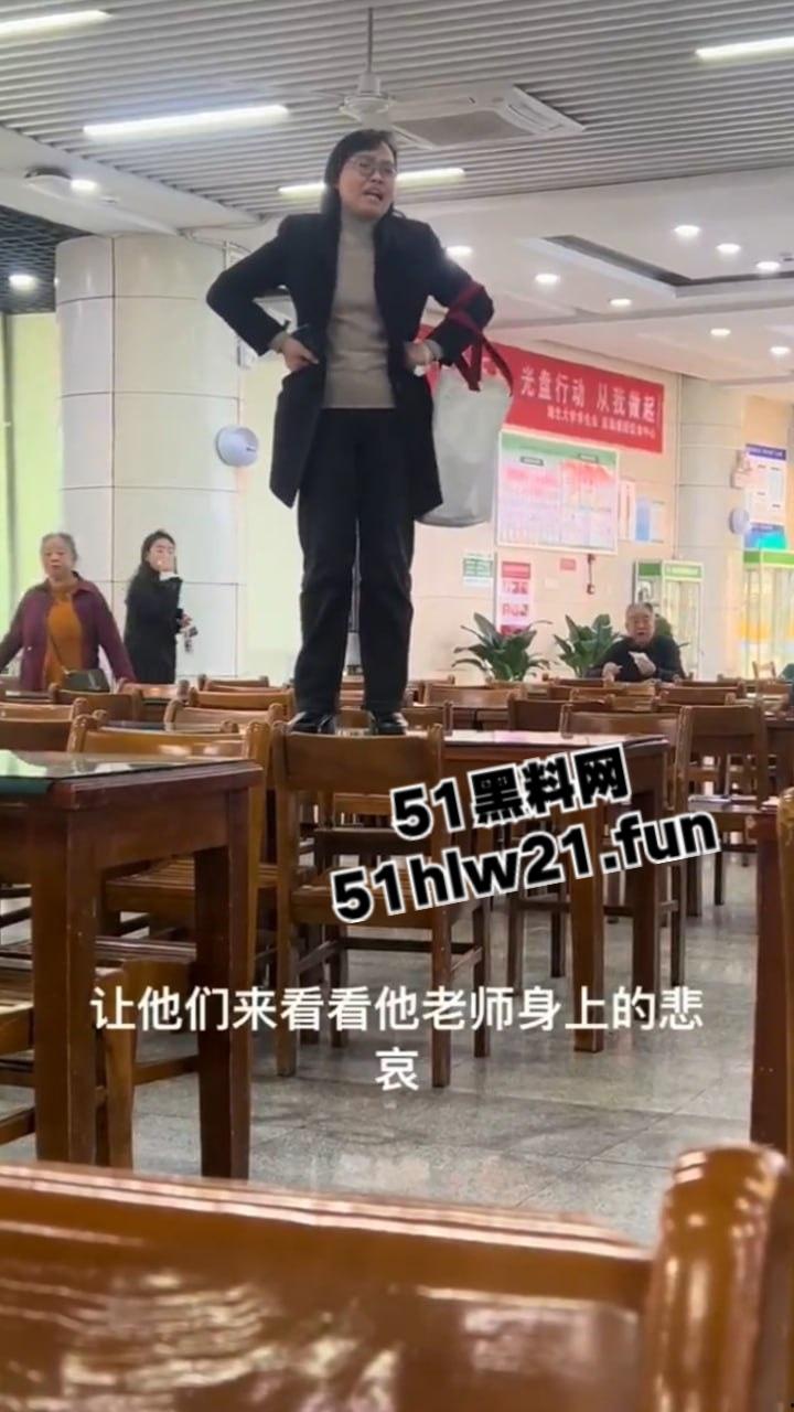 湖北大学女教师，在食堂痛哭发声称让学生看看体制的悲哀，自己老公在学校被捅死三年全无说法。-3