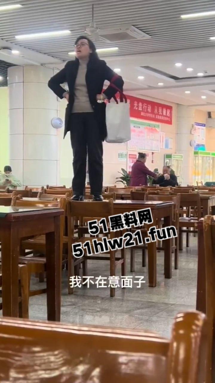 湖北大学女教师，在食堂痛哭发声称让学生看看体制的悲哀，自己老公在学校被捅死三年全无说法。-8