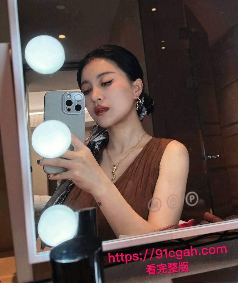 中国有嘻哈总导演 车澈 与李嘉格离异后与 乃万 曝出黑料 当街小便搂搂抱抱 酒店开房视频曝光！-4