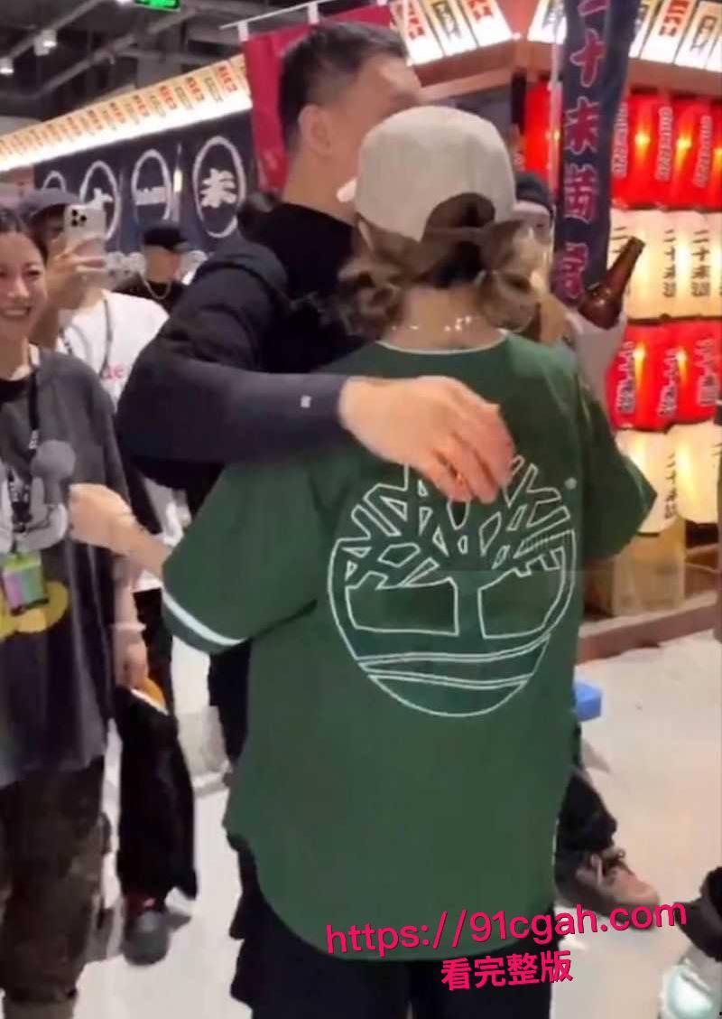 中国有嘻哈总导演 车澈 与李嘉格离异后与 乃万 曝出黑料 当街小便搂搂抱抱 酒店开房视频曝光！-14