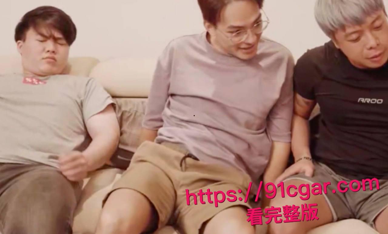 绿帽老公亲自拉群操老婆！巨乳翘臀骚妻沙发上自摸喷水，仨大屌兄弟排队轮操-3