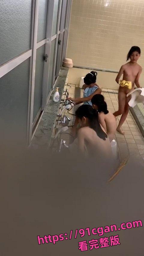 变态恋童癖日本子偷拍未成年幼齿女学生洗澡 刚刚发育的身体和平板差不多-2