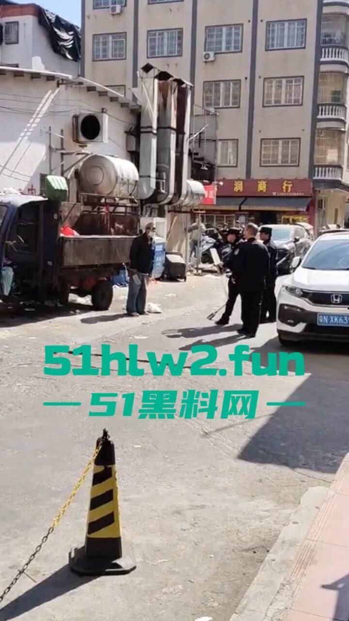 汕尾市海丰县持刀匪徒和帽子叔叔对峙被抓，王某抢劫犯此前有吸毒史逮捕现场视频曝光。-3