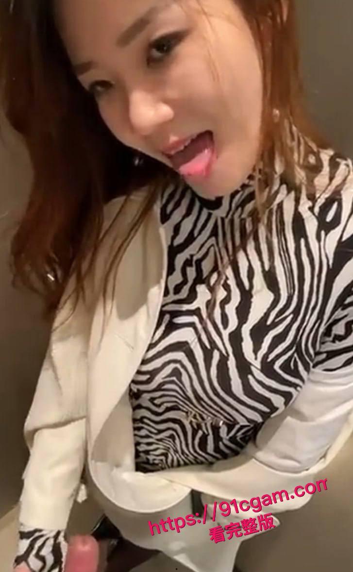 北京柜姐朱艳燕 商场试衣间与情人激情口交 妩媚眼神勾魂 骚浪动作逆天 这淫荡劲谁能顶住啊！-2