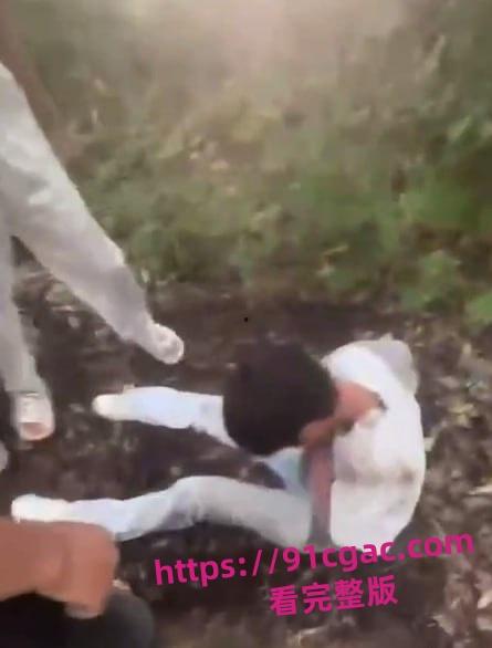 江西省万载校园霸凌事件，精神小妹脱衣羞辱女孩 男孩被群殴脸肿-2