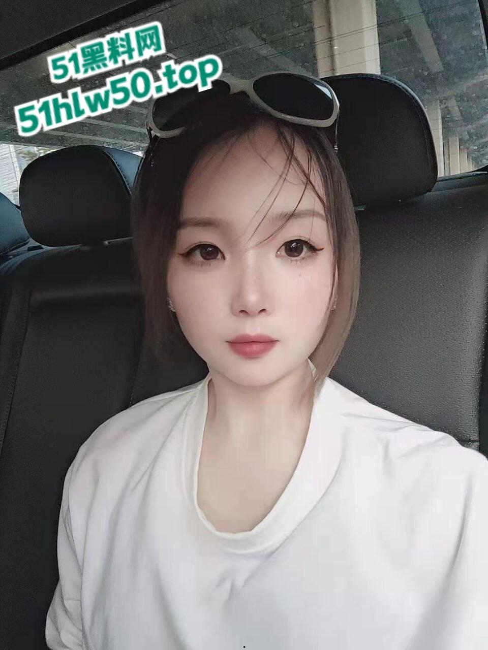 云南昆明汽车销售员【冰冰】淫荡人妻，淫乱视频惨遭情人泄密流出，黑丝骚穴特写！-1