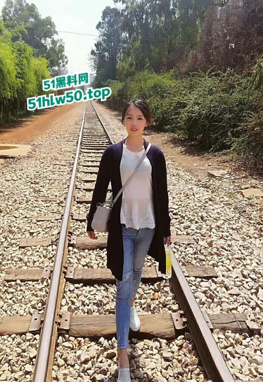 云南昆明汽车销售员【冰冰】淫荡人妻，淫乱视频惨遭情人泄密流出，黑丝骚穴特写！-7