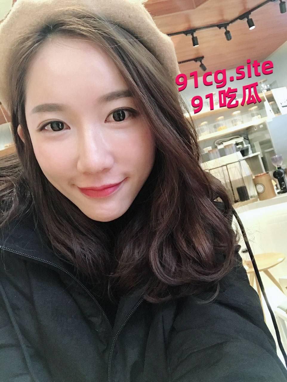 一对情侣的私密曝光，酒店开房成了他们的秘密乐园。-3