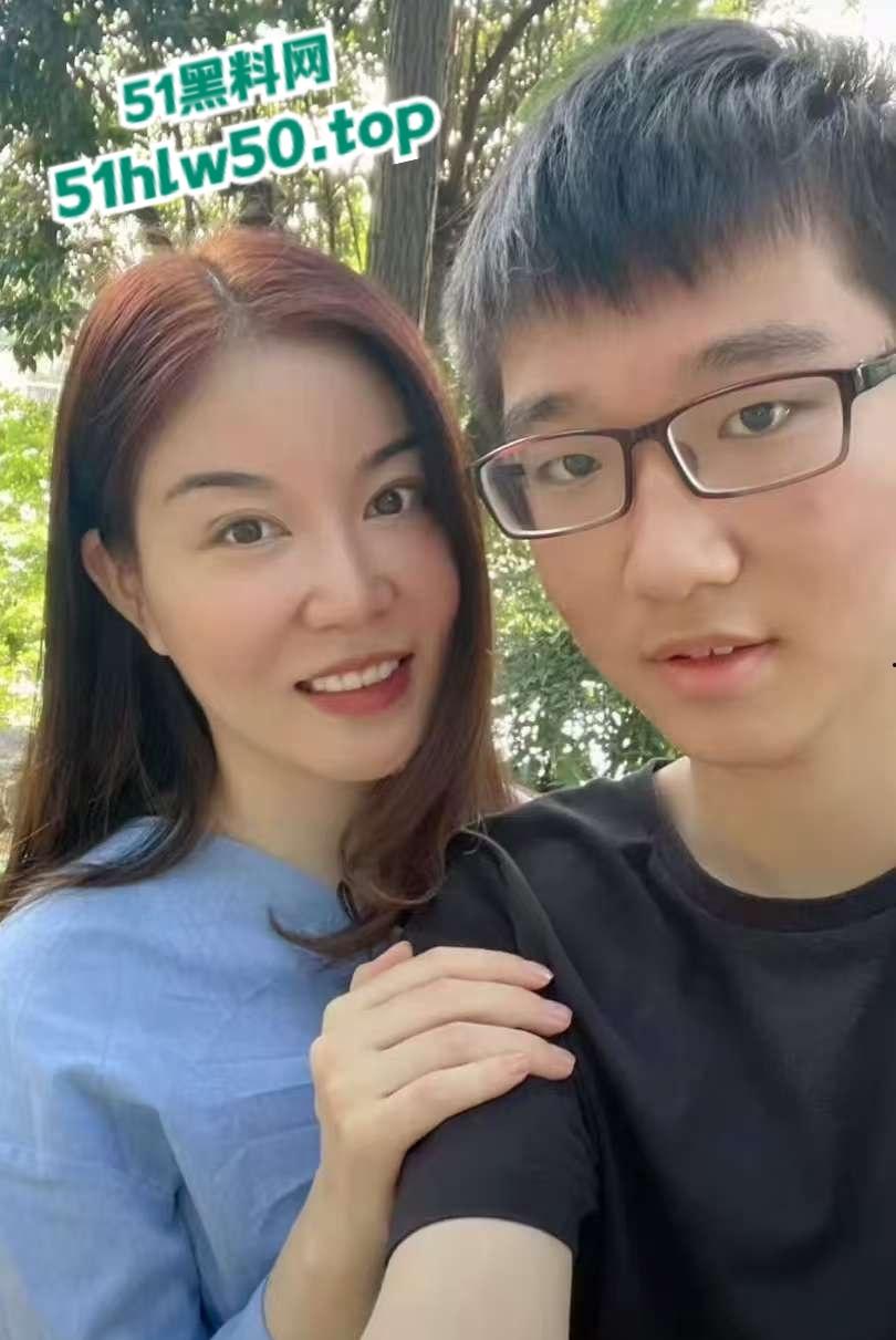 乱伦系列之母子，单身骚妈微博发亲吻照宣示亲儿使用权，居家做爱后入肥臀边包饺子边授精。-2
