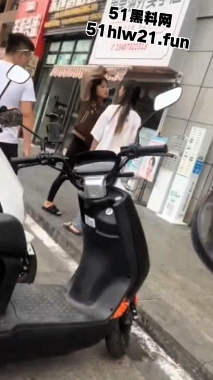 广西精神小妹砍人，俩小美女街头吵架短发妹直接掏出折叠刀，气急之下狂砍对方脸部，估计俩人都不敢装逼了吧！-6