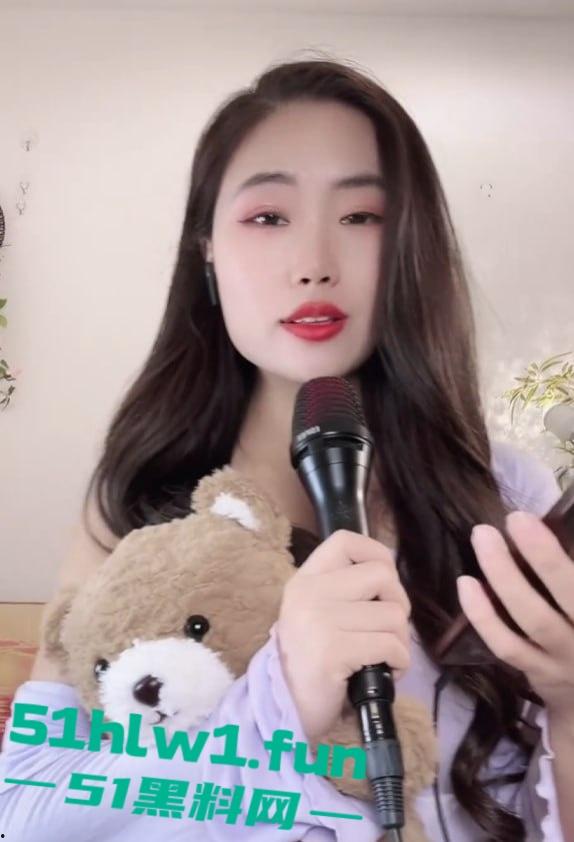 抖音小网红【屿菲】给榜一大哥定制骚视频，脱衣自慰又扭又叫，扭腰抠逼直冲镜头，骚鸡这回玩砸了！-1