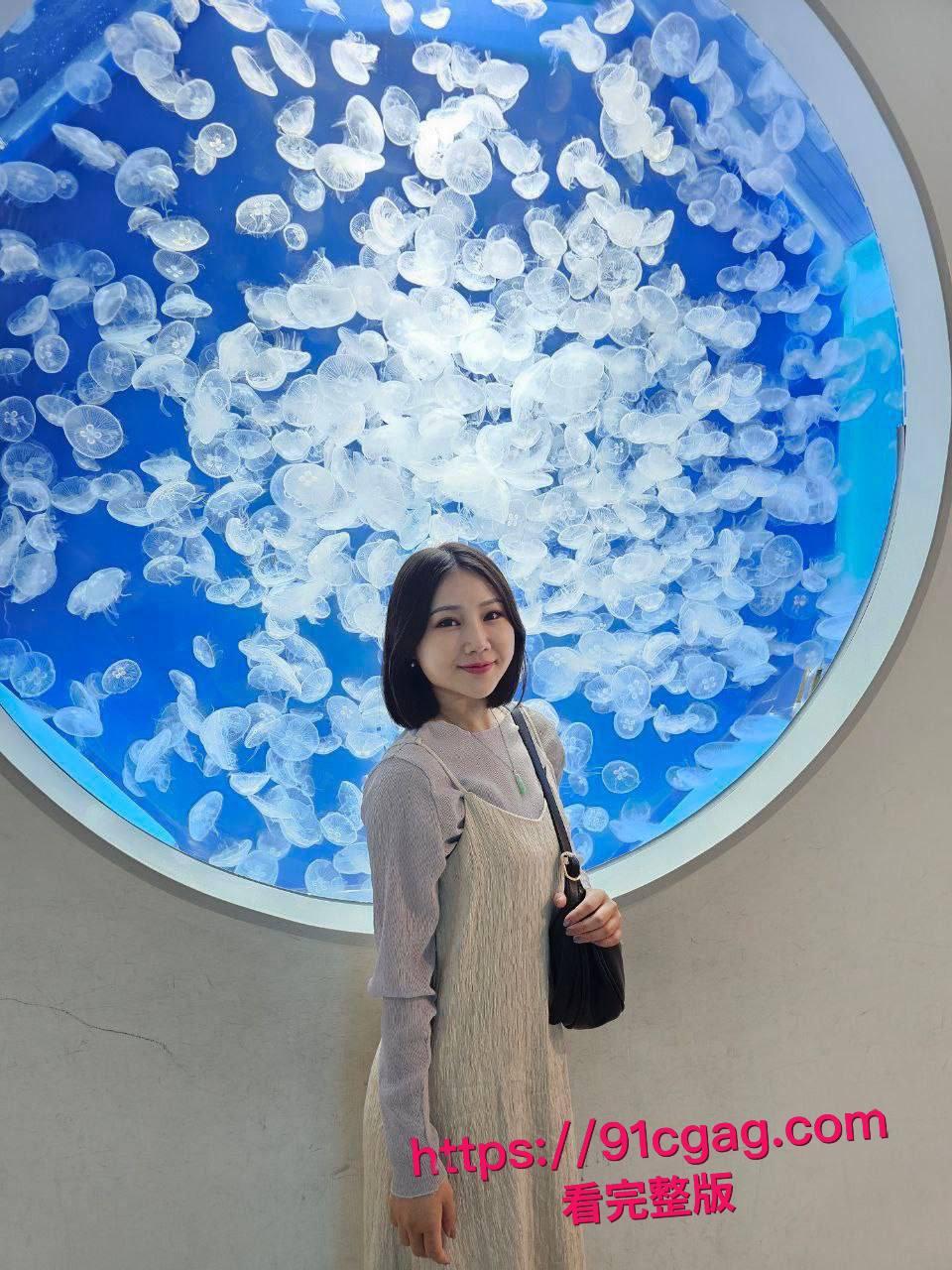 纹身大奶少妇卧室变淫乱战场：老公鸡巴被她深喉舔蛋吞精，骑乘狂摇骚穴喷水满床-4