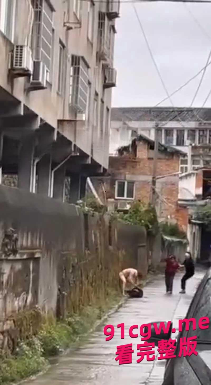 浙江平阳水头镇麻车路 一男子当街砍杀自己老父亲-2