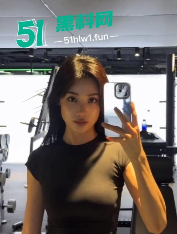 堪称抖音最强反差婊【殷萧童】的大瓜吃了吗，直播双开一半抖音一半黄播的女主现化身名媛妄想挣脱互联网记忆。-11