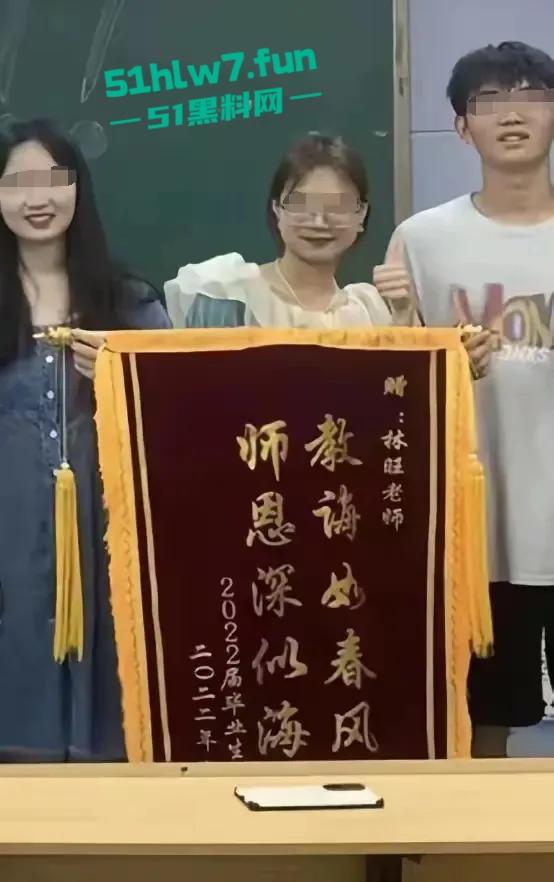畜生啊！湖南文理学院一副教授出轨女学生大量学生现场喊话！老婆这么漂亮还出轨。-6