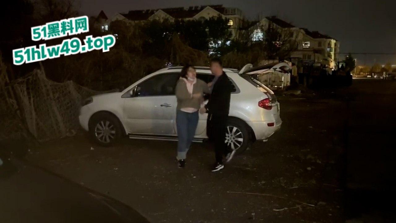 山东鲁B29E0H狗男女野外车震被原配当场抓现行，渣男强护小三暴打原配真不是人 。-8