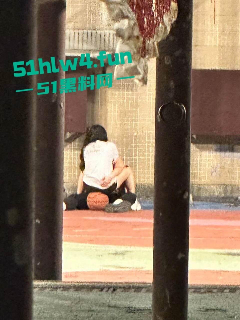 偷拍下篮球场的秘密，一对情侣周围四下无人竟然户外激情做爱，青春的激情与无畏。-1