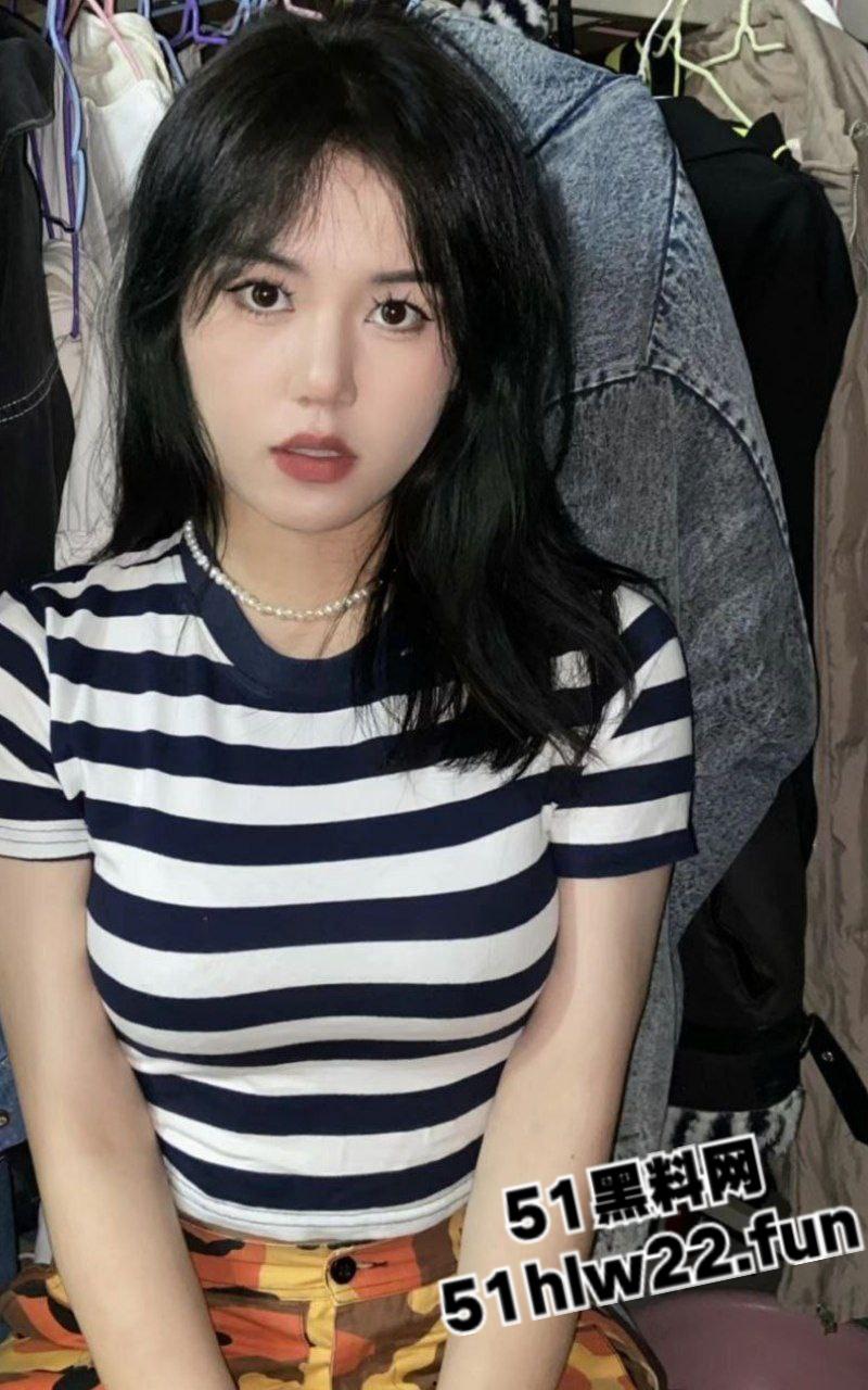 新疆高颜值尤物【斯琴】 高挑身材性感女神，男友玩的非常开放带闺蜜遭男友带兄弟轮操轮奸。-5