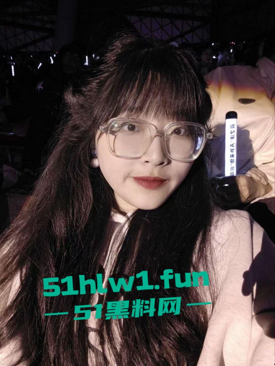 青海大学大一嫩妹【伍悦】露脸约炮视频被曝，粉嫩逼穴水润多汁，口交骑乘样样精通。-11