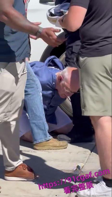 特朗普政治盟友查理科克在犹他州谷大学演讲时被枪杀 美国降半旗悼念右派盟友!-2