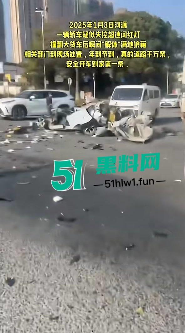 突发惨剧！广东河源一辆比亚迪SUV撞向大货车瞬间解体大货车撞翻，车主女司机高跟鞋头都粉碎了。-7