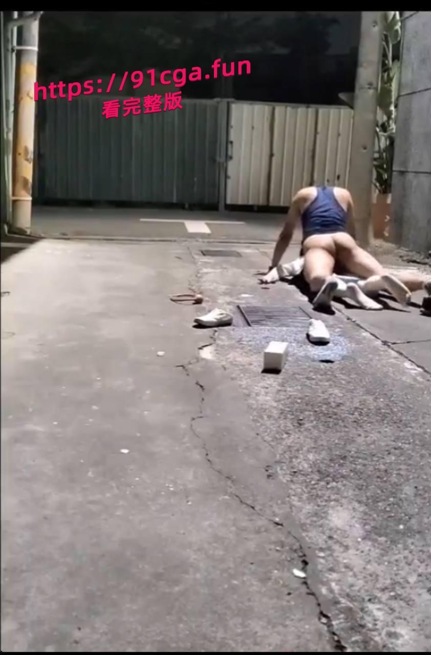 深夜JK妹子醉倒小巷内，被路过小哥实施“捡尸”-1