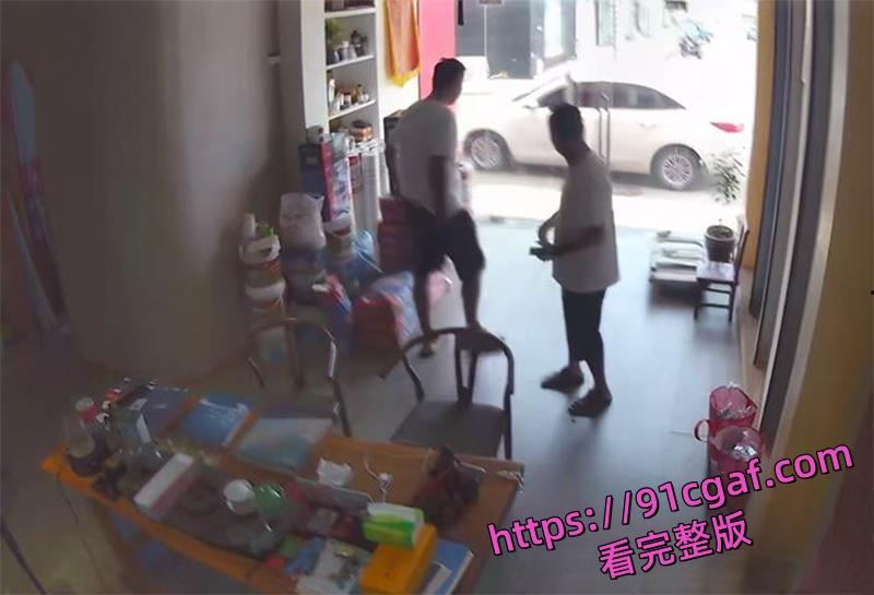 黑客破解摄像头监控偷拍 老板和店员玩刺激偷情 大白天竟在店里玩后入-2