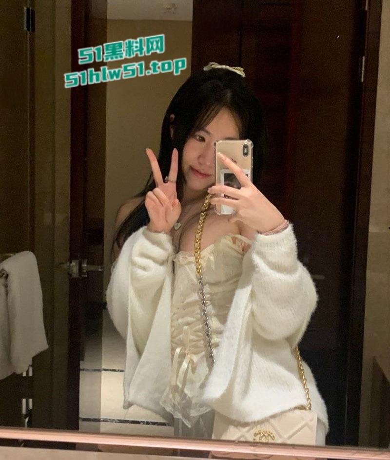 刚踏入社会的极品反差健身学生妹，骚母狗身材超赞，口交自慰勾引金主，粉嫩小穴诱人至极！-2