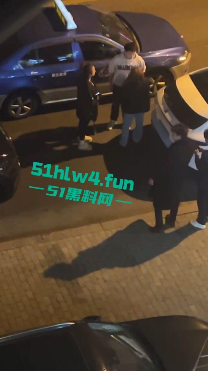 青岛小仙女挑衅男子嚣张辱骂还动手打人，结果被大哥一拳当场直接带走，看着都解气。-1