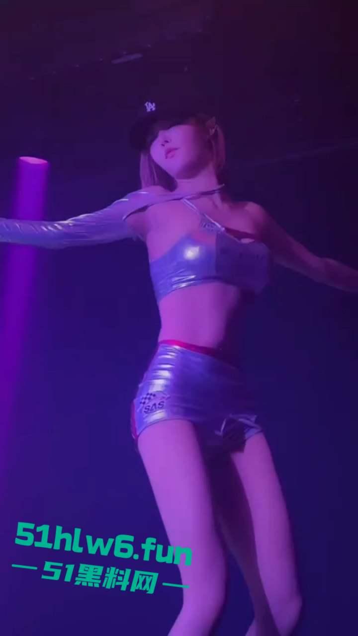 抖音顶级女神【DJNico爱跳舞】两百多万粉丝博主，因其绝美的颜值和顶级的身材吸粉无数，约炮大屌体育生视频曝光。-5