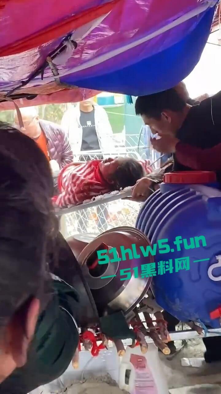 河南镇平庙会游乐设施发生故障致一家三口瞬间高空坠落，一死两伤现场惨不忍睹。-2