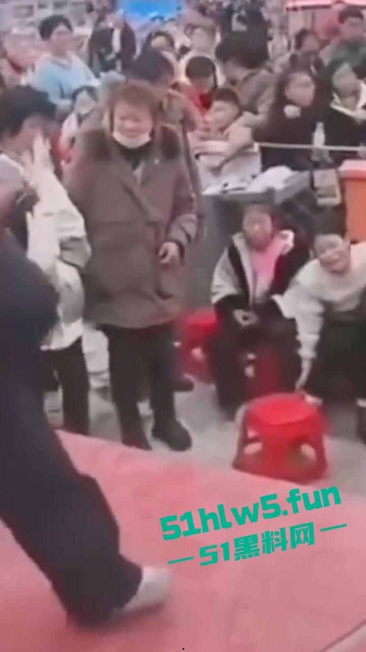 河南镇平庙会游乐设施发生故障致一家三口瞬间高空坠落，一死两伤现场惨不忍睹。-3