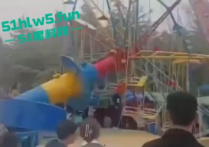 河南镇平庙会游乐设施发生故障致一家三口瞬间高空坠落，一死两伤现场惨不忍睹。-8