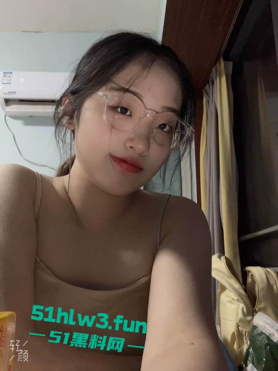 高颜值眼镜母狗【任梓欣】极品身材长腿反差婊，表面女神私下母狗被大屌主人拿下彻底沦为性奴。-4