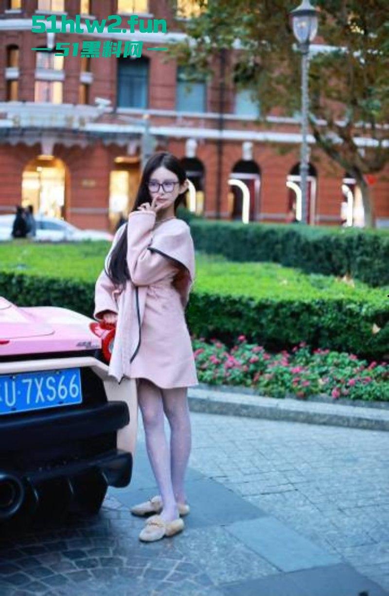 玩大了！抖音女网红【周艺zoyenana】为博眼球开法拉利横冲直撞玩炫富，被警察连人带车一起押走。-3