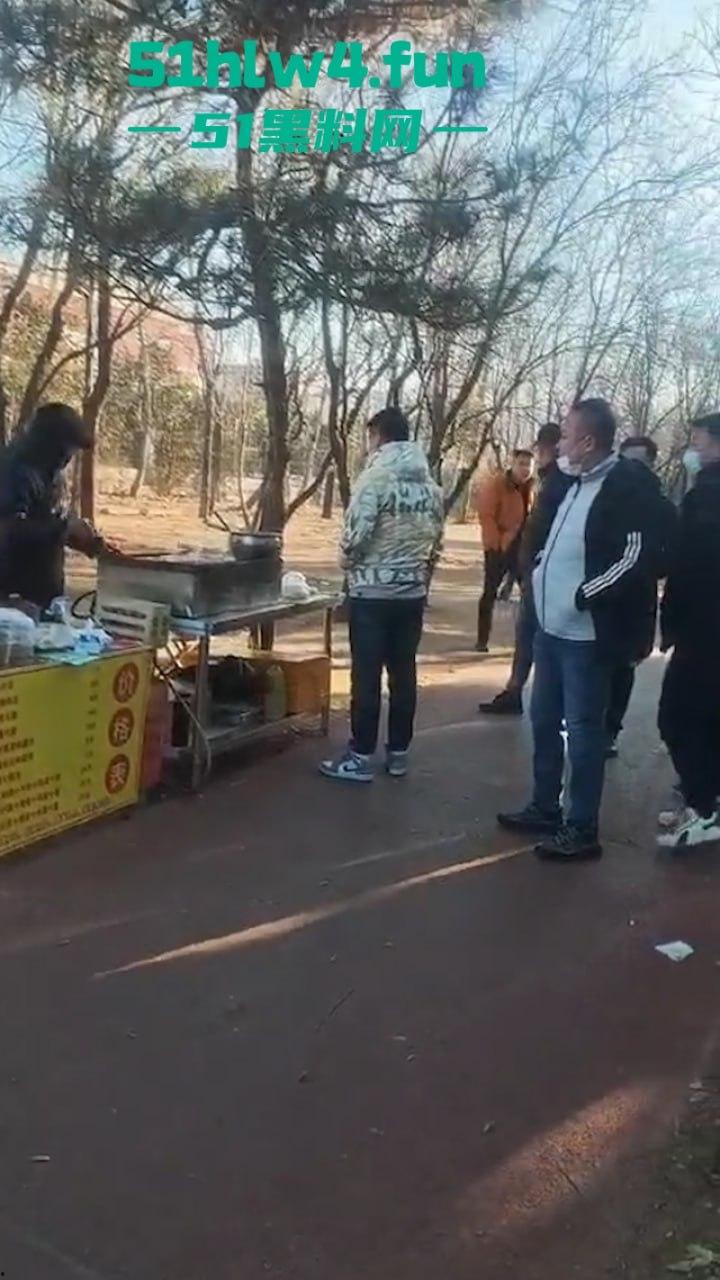 平民夫妻俩于日照航海工程职业学院门口摆摊，不明人物掀摊找事现场视频，实在可恶！-2