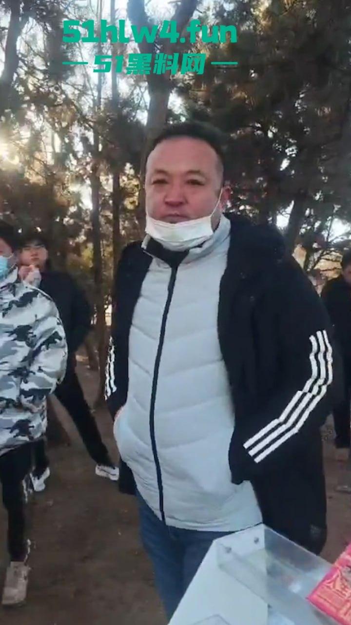 平民夫妻俩于日照航海工程职业学院门口摆摊，不明人物掀摊找事现场视频，实在可恶！-8