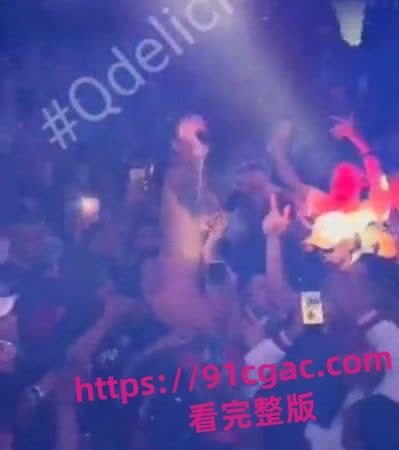 巴西女歌手皮波基尼亚演唱会大乱！丁字裤入观众群，男粉失控狂摸胸臀！-1