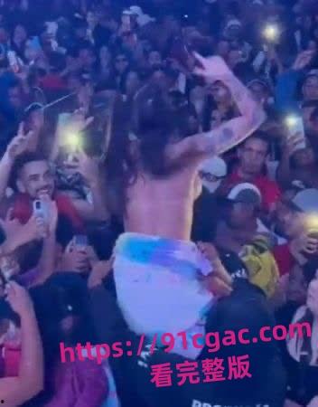 巴西女歌手皮波基尼亚演唱会大乱！丁字裤入观众群，男粉失控狂摸胸臀！-4